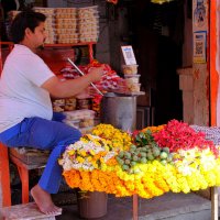 Продажа цветов передщ храмом :: Георгий А