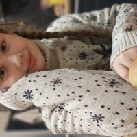 девочка с яблоком :: Артём девочка с яблоком :: Артём