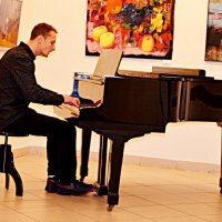 Вернісаж звучить мелодія :: Степан Карачко