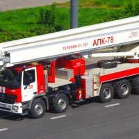 Удача ! "Магирус" пришвартовался к магазину "Магнит"... :: Юрий Куликов