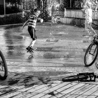 У фонтана... :: Влад Никишин