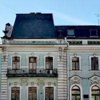 Город. Дом. Маленькая фигура в красном. :: Любимова Ольга 