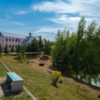 На территории церкви Всех Святых :: Александр Синдерёв