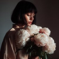 Девушка и пионы. :: Наталья Музычук