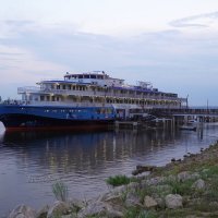 Теплоход Н.А.Некрасов в Елабуге :: Сергей Беляев