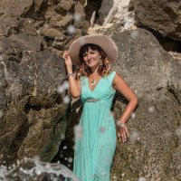 Девушка, скалы, море :: Геннадий Б