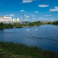 Катание на озере :: Александр Синдерёв