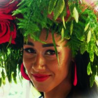 Улыбка девушки в чёрном платье с хмелем и розами :: Aida10 Улыбка девушки в чёрном платье с хмелем и розами :: Aida10