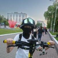 Денис:- Это чудо может развивать скорость до 60 км/ч, но я боюсь! :: Евгений 