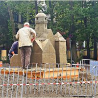 Стройка песочного замка. :: Валерия Комова