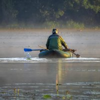 Подгребая к рыбному месту :: Сергей Цветков