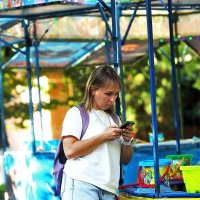 Гуляет в телефоне :: Юрий Гайворонскiий