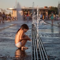 У фонтана :: Олег Иванов