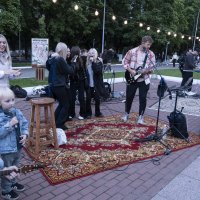 Добровольцы помогают музыкантам исполнять популярные песни :: Евгений 