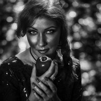 Тайна яблока: портрет соблазна :: Джованни Луче Тайна яблока: портрет соблазна :: Джованни Луче