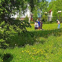 Июнь. В церковном парке- стайка ребят! :: Владимир 