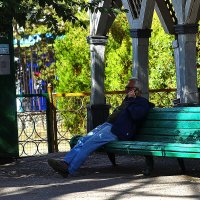 Пенсионер на лавочке :: Юрий Гайворонскiий Пенсионер на лавочке :: Юрий Гайворонскiий