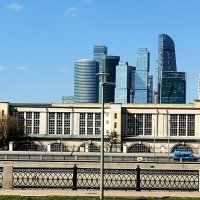 Совпадение по цвету :небо, здания, машина :: Любимова Ольга 