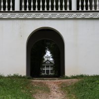 Вид на дом Ганнибалов сквозь арку беседки в парке усадьбы :: Олег Зоркий