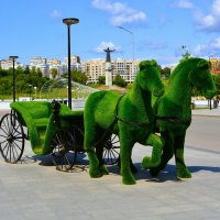 Чебоксары. Топиарий "Коляска в двух лошадной упряжке". :: Пётр Чернега