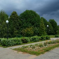 Чебоксары. В сквере Ислюкова перед грозой. :: Пётр Чернега Чебоксары. В сквере Ислюкова перед грозой. :: Пётр Чернега