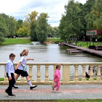 Домой из школы. :: Татьяна Помогалова