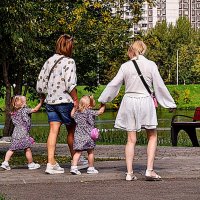 Бабушка приехала ! И подарила внучкам по розовой сумочке ! ) :: Анатолий Колосов Бабушка приехала ! И подарила внучкам по розовой сумочке ! ) :: Анатолий Колосов