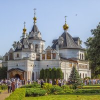 У храма :: Сергей Цветков У храма :: Сергей Цветков