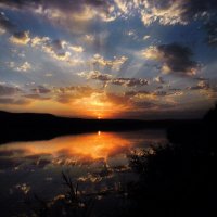 Встаёт над озером рассвет,  в зеркальной глади отражаясь... :: Надежда Куркина 