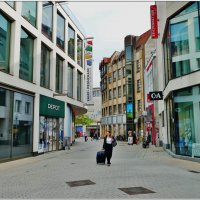 В ТОРГОВОМ ЦЕНТРЕ... :: Elvira E. 