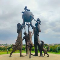 Скульптура в парке семейных деревьев в Орше. :: Галина Бобкина Скульптура в парке семейных деревьев в Орше. :: Галина Бобкина