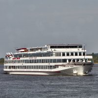 Круизный теплоход на Волге :: Алексей Р.