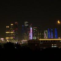 Луна в городе :: Александр Конов