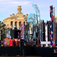 На главной сцене ВДНХ концерт. :: Татьяна Помогалова На главной сцене ВДНХ концерт. :: Татьяна Помогалова