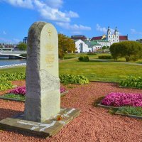Памятный знак на месте фундамента Замковой церкви XI века :: Глeб ПЛATOB