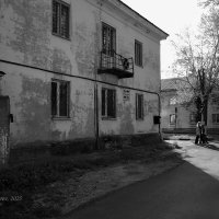 У старого дома :: Александр Синдерёв