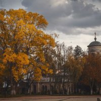 Осень на площади древнего города. :: Анатолий Щербак