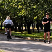 Чудеса продолжались ! Дама стремительно пронеслась мимо меня в юбочке ! ) :: Анатолий Колосов
