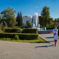 У фонтана на площади :: Александр Синдерёв