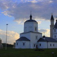 Восточный мавзолей, Успенская церковь и за ней Минарет Соборной мечети :: Марина Валиуллина