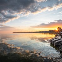 Закат на приморском пляже :: Ирина 