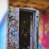 Девушка в заброшенном здании :: Александр Морозов