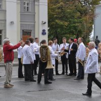 Духовые оркестры готовятся к проходу по Проспекту :: Татьяна Машошина