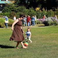 В день осеннего равноденствия босиком по травке. :: Татьяна Помогалова