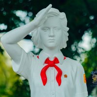 Скульптура пионерки. город Курск :: Руслан Васьков
