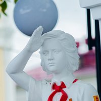 Скульптура пионерки. город Курск :: Руслан Васьков Скульптура пионерки. город Курск :: Руслан Васьков