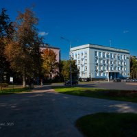 Осенняя улица :: Александр Синдерёв