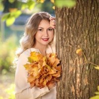 Девушка с букетом осенних листьев :: Ольга