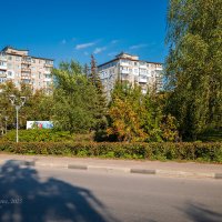 Тёплая осень в городе :: Александр Синдерёв