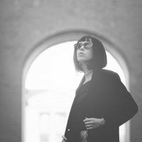 Мария в стильном образе на фоне арки :: Viktoria Anufrieva